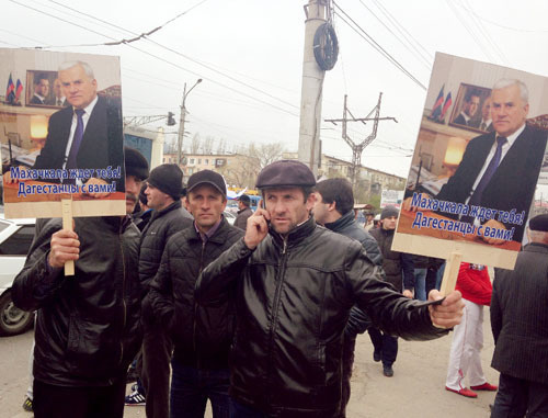 Participants of the people's meeting in support of Said Amirov, a former Mayor of Makhachkala. April 12, 2014. Photo by Patimat Makhmudova for the "Caucasian Knot" Participants of the people's meeting in support of Said Amirov, a former Mayor of Makhachkala. April 12, 2014. Photo by Patimat Makhmudova for the "Caucasian Knot"