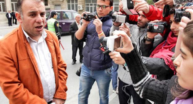 Advocate Khalid Bagirov speaks in front of the journalists. Baku, April 25, 2014. Photo by Aziz Karimov for the "Caucasian Knot" Advocate Khalid Bagirov speaks in front of the journalists. Baku, April 25, 2014. Photo by Aziz Karimov for the "Caucasian Knot"