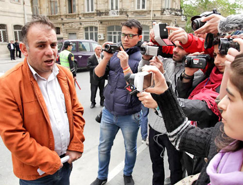 Advocate Khalid Bagirov speaks in front of the journalists. Baku, April 25, 2014. Photo by Aziz Karimov for the "Caucasian Knot" Advocate Khalid Bagirov speaks in front of the journalists. Baku, April 25, 2014. Photo by Aziz Karimov for the "Caucasian Knot"
