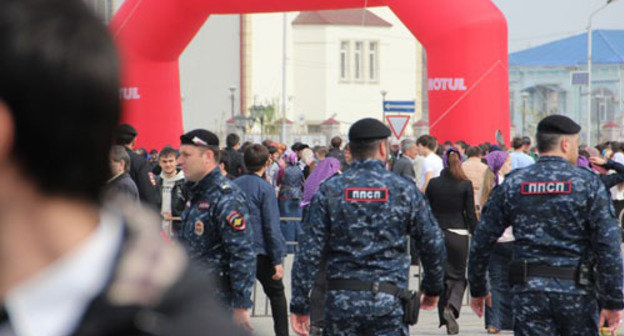 Law enforcers in Grozny. Chechnya, April 16, 2014. Photo by Magomed Magomedov for the "Caucsian Knot" Law enforcers in Grozny. Chechnya, April 16, 2014. Photo by Magomed Magomedov for the "Caucsian Knot"