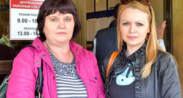 The tenants of the apartment block at No. 5a Akatsij Street Irina Kharchenko (to the left) and Yuliya Saltykova near the building of the Sochi Central Court. April 2014. Photo by Svetlana Kravchenko for the "Caucasian Knot" The tenants of the apartment block at No. 5a Akatsij Street Irina Kharchenko (to the left) and Yuliya Saltykova near the building of the Sochi Central Court. April 2014. Photo by Svetlana Kravchenko for the "Caucasian Knot"