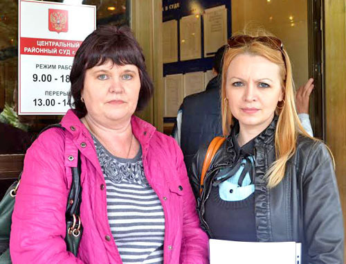The tenants of the apartment block at No. 5a Akatsij Street Irina Kharchenko (to the left) and Yuliya Saltykova near the building of the Sochi Central Court. April 2014. Photo by Svetlana Kravchenko for the "Caucasian Knot" The tenants of the apartment block at No. 5a Akatsij Street Irina Kharchenko (to the left) and Yuliya Saltykova near the building of the Sochi Central Court. April 2014. Photo by Svetlana Kravchenko for the "Caucasian Knot"