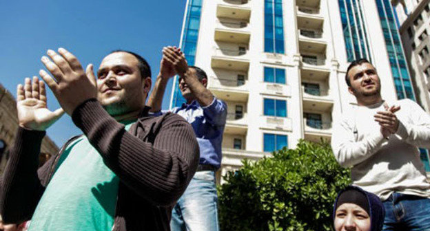 Participants of a protest action in support of "Nida" activists in front of the court building. Baku, May 1, 2014. Photo by Aziz Karimov for the "Caucasian Knot" Participants of a protest action in support of "Nida" activists in front of the court building. Baku, May 1, 2014. Photo by Aziz Karimov for the "Caucasian Knot"