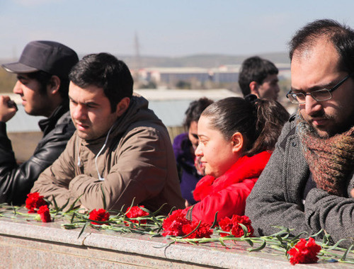 Commemoration at the tomb of Elmar Guseinov, the editor-in- chief of the magazine "Monitor", on the anniversary of his death. Baku, March 2, 2014. Photo by Aziz Karimov for the "Caucasian Knot" Commemoration at the tomb of Elmar Guseinov, the editor-in- chief of the magazine "Monitor", on the anniversary of his death. Baku, March 2, 2014. Photo by Aziz Karimov for the "Caucasian Knot"