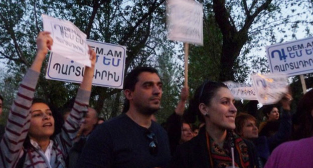 Rally against pension reform, organized by the initiative "I'm against!" at the residence of Armenian president. Yerevan, April 18, 2014. Photo by Armine Martirosyan for the ‘Caucasian Knot’. Rally against pension reform, organized by the initiative "I'm against!" at the residence of Armenian president. Yerevan, April 18, 2014. Photo by Armine Martirosyan for the ‘Caucasian Knot’.