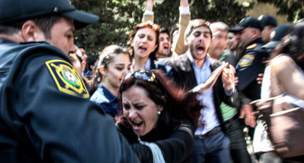 Police detaining supporters of Nida activists. Baku, May 6, 2014. Photo by Aziz Karimov for the ‘Caucasian Knot’. Police detaining supporters of Nida activists. Baku, May 6, 2014. Photo by Aziz Karimov for the ‘Caucasian Knot’.