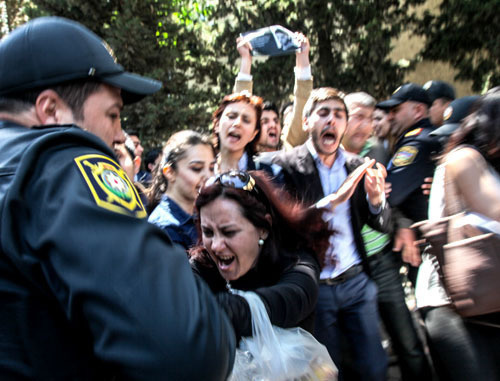 Police detaining supporters of Nida activists. Baku, May 6, 2014. Photo by Aziz Karimov for the ‘Caucasian Knot’. Police detaining supporters of Nida activists. Baku, May 6, 2014. Photo by Aziz Karimov for the ‘Caucasian Knot’.