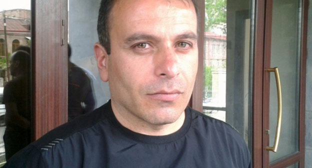 One of dismissed metro train drivers of the Yerevan Metro Andranik Gevorkyan at the court building. Yerevan, May 6, 2014. Photo by Armine Martirosyan for the ‘Caucasian Knot’.
One of dismissed metro train drivers of the Yerevan Metro Andranik Gevorkyan at the court building. Yerevan, May 6, 2014. Photo by Armine Martirosyan for the ‘Caucasian Knot’.