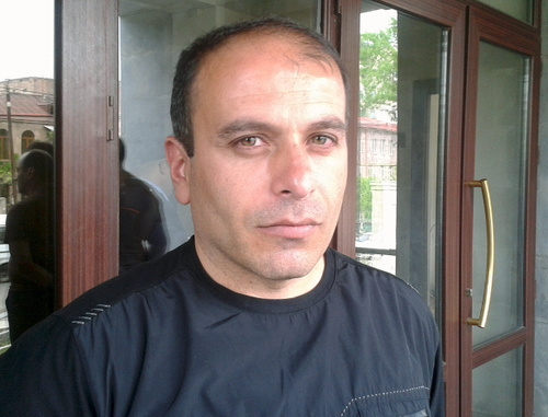 One of dismissed metro train drivers of the Yerevan Metro Andranik Gevorkyan at the court building. Yerevan, May 6, 2014. Photo by Armine Martirosyan for the ‘Caucasian Knot’.
One of dismissed metro train drivers of the Yerevan Metro Andranik Gevorkyan at the court building. Yerevan, May 6, 2014. Photo by Armine Martirosyan for the ‘Caucasian Knot’.