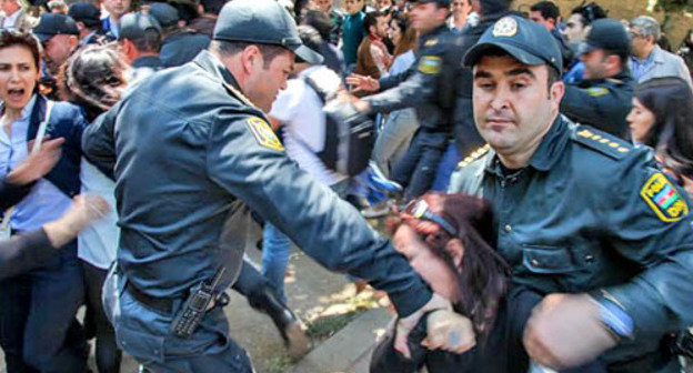 Police detaining participants of the rally against the conviction of activists of "Nida" movement. Baku, May 6, 2014. Photo by Aziz Karimov for the ‘Caucasian Knot’. Police detaining participants of the rally against the conviction of activists of "Nida" movement. Baku, May 6, 2014. Photo by Aziz Karimov for the ‘Caucasian Knot’.