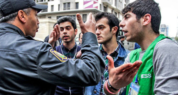 Police dispersing participants of the rally in support of Nida activists gathered near the court. Baku, May 1, 2014. Photo by Aziz Karimov for the ‘Caucasian Knot’. Police dispersing participants of the rally in support of Nida activists gathered near the court. Baku, May 1, 2014. Photo by Aziz Karimov for the ‘Caucasian Knot’.
