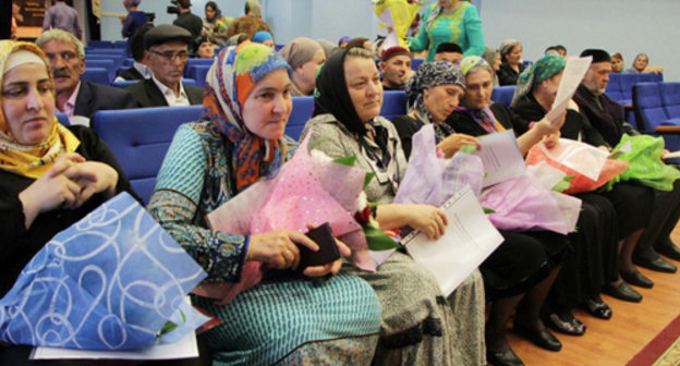 Residents of the emergency house in Akhmat Kadyrov Street receive new flats. Grozny, May 10, 2014. Photo by press-service of Grozny Mayor, http://grozmer.ru/news/1834-vydacha-kvartir.html Residents of the emergency house in Akhmat Kadyrov Street receive new flats. Grozny, May 10, 2014. Photo by press-service of Grozny Mayor, http://grozmer.ru/news/1834-vydacha-kvartir.html