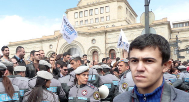 Rally against accumulative pension system organised by DEM.AM initiative. Yerevan, April 9, 2014. Photo by Armine Martirosyan for the ‘Caucasian Knot’. Rally against accumulative pension system organised by DEM.AM initiative. Yerevan, April 9, 2014. Photo by Armine Martirosyan for the ‘Caucasian Knot’.