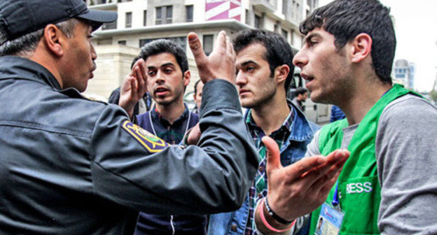 The police dispersed the supporters of the arrested "Nida" activists. Baku, April 22, 2014. Photo by Aziz Karimov for the "Caucasian Knot" The police dispersed the supporters of the arrested "Nida" activists. Baku, April 22, 2014. Photo by Aziz Karimov for the "Caucasian Knot"