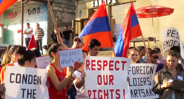 Protest action of the residents of the Kashatag District on the day of the visit of the Co-Chairs of the OSCE Minsk Group. Nagorno-Karabakh, Berdzor, May 17, 2014. Photo by Alvard Grigoryan for the "Caucasian Knot" Protest action of the residents of the Kashatag District on the day of the visit of the Co-Chairs of the OSCE Minsk Group. Nagorno-Karabakh, Berdzor, May 17, 2014. Photo by Alvard Grigoryan for the "Caucasian Knot"