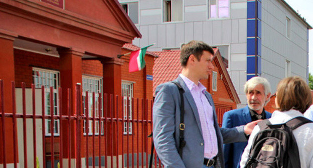 The lawyer Pyotr Zaikin (to the left) near the building of Urus-Martan District Court. Chechnya, May 23, 2014. Photo by Magomed Magomedov for the "Caucasian Knot" The lawyer Pyotr Zaikin (to the left) near the building of Urus-Martan District Court. Chechnya, May 23, 2014. Photo by Magomed Magomedov for the "Caucasian Knot"