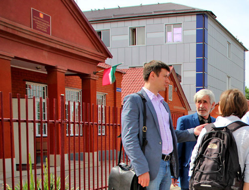 The lawyer Pyotr Zaikin (to the left) near the building of Urus-Martan District Court. Chechnya, May 23, 2014. Photo by Magomed Magomedov for the "Caucasian Knot" The lawyer Pyotr Zaikin (to the left) near the building of Urus-Martan District Court. Chechnya, May 23, 2014. Photo by Magomed Magomedov for the "Caucasian Knot"