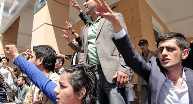 Supporters of Nida activists during protest action in Baku, May 6, 2014. Photo by Aziz Karimov for the ‘Caucasian Knot’. Supporters of Nida activists during protest action in Baku, May 6, 2014. Photo by Aziz Karimov for the ‘Caucasian Knot’.