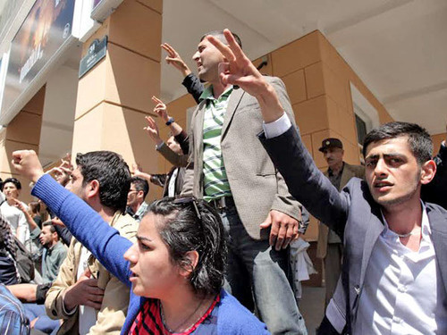 Supporters of Nida activists during protest action in Baku, May 6, 2014. Photo by Aziz Karimov for the ‘Caucasian Knot’. Supporters of Nida activists during protest action in Baku, May 6, 2014. Photo by Aziz Karimov for the ‘Caucasian Knot’.