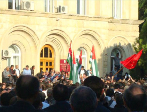 Opposition rally participants in the centre of Sukhumi, May 27, 2014. Photo: fbcdn.net Opposition rally participants in the centre of Sukhumi, May 27, 2014. Photo: fbcdn.net