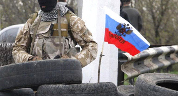 Man in mask. Donbass, Ukraine. Photo: http://uainfo.org/yandex/309074-osvobodit-slavyansk-bez-voennoy-operacii-ne-udastsya.html Man in mask. Donbass, Ukraine. Photo: http://uainfo.org/yandex/309074-osvobodit-slavyansk-bez-voennoy-operacii-ne-udastsya.html