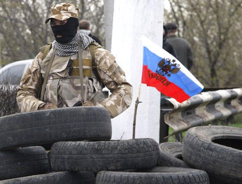 Man in mask. Donbass, Ukraine. Photo: http://uainfo.org/yandex/309074-osvobodit-slavyansk-bez-voennoy-operacii-ne-udastsya.html Man in mask. Donbass, Ukraine. Photo: http://uainfo.org/yandex/309074-osvobodit-slavyansk-bez-voennoy-operacii-ne-udastsya.html