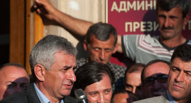 Opposition rally in Sukhumi, May 27, 2014, in the front - Raul Khajimba. Photo by Nina Zotina, ЮГА.РУ Opposition rally in Sukhumi, May 27, 2014, in the front - Raul Khajimba. Photo by Nina Zotina, ЮГА.РУ