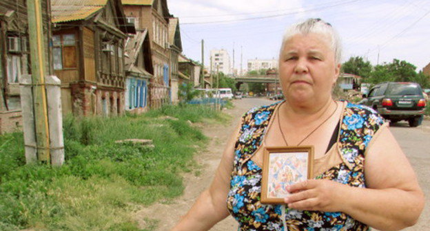 Valentina Kravets, who lives in the house No. 51 in Moskovskaya Street in Astrakhan said that after the fire of March 25, her house was recognized a dilapidated house. However, the city administration has not yet informed her whether she will be granted a new or temporary housing. Astrakhan, May 28, 2014. Photo by Vyachaslav Yaschenko for the ‘Caucasian Knot’. Valentina Kravets, who lives in the house No. 51 in Moskovskaya Street in Astrakhan said that after the fire of March 25, her house was recognized a dilapidated house. However, the city administration has not yet informed her whether she will be granted a new or temporary housing. Astrakhan, May 28, 2014. Photo by Vyachaslav Yaschenko for the ‘Caucasian Knot’.
