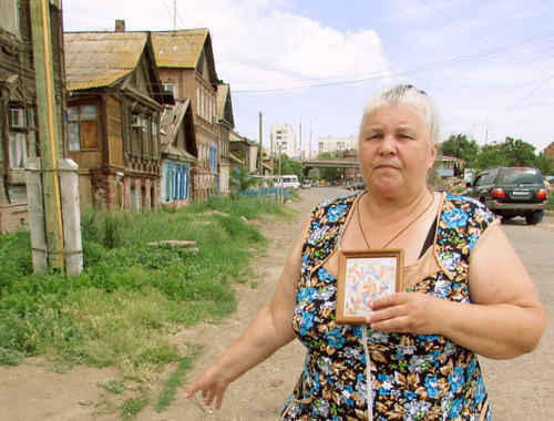 Valentina Kravets, who lives in the house No. 51 in Moskovskaya Street in Astrakhan said that after the fire of March 25, her house was recognized a dilapidated house. However, the city administration has not yet informed her whether she will be granted a new or temporary housing. Astrakhan, May 28, 2014. Photo by Vyachaslav Yaschenko for the ‘Caucasian Knot’. Valentina Kravets, who lives in the house No. 51 in Moskovskaya Street in Astrakhan said that after the fire of March 25, her house was recognized a dilapidated house. However, the city administration has not yet informed her whether she will be granted a new or temporary housing. Astrakhan, May 28, 2014. Photo by Vyachaslav Yaschenko for the ‘Caucasian Knot’.