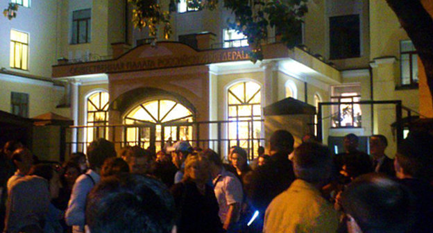 Supporters of Aliy Totorkulov and Ruslan Kurbanov gathered at the Public Chamber late at night on May 30, 2014. Photo: Federal National and Cultural Autonomy of Russia's Lezgins, http://flnka.ru/glav_lenta/6539-kavkaz-ne-pustili-v-obschestvennuyu-palatu.html Supporters of Aliy Totorkulov and Ruslan Kurbanov gathered at the Public Chamber late at night on May 30, 2014. Photo: Federal National and Cultural Autonomy of Russia's Lezgins, http://flnka.ru/glav_lenta/6539-kavkaz-ne-pustili-v-obschestvennuyu-palatu.html