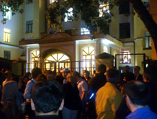 Supporters of Aliy Totorkulov and Ruslan Kurbanov gathered at the Public Chamber late at night on May 30, 2014. Photo: Federal National and Cultural Autonomy of Russia's Lezgins, http://flnka.ru/glav_lenta/6539-kavkaz-ne-pustili-v-obschestvennuyu-palatu.html Supporters of Aliy Totorkulov and Ruslan Kurbanov gathered at the Public Chamber late at night on May 30, 2014. Photo: Federal National and Cultural Autonomy of Russia's Lezgins, http://flnka.ru/glav_lenta/6539-kavkaz-ne-pustili-v-obschestvennuyu-palatu.html