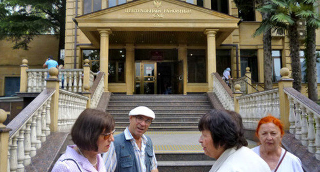 Community and witnesses in the case against Oleg Sheveiko near the building of the Central District Court of Sochi. June 2, 2014. Photo by Svetlana Kravchenko for the "Caucasian Knot" Community and witnesses in the case against Oleg Sheveiko near the building of the Central District Court of Sochi. June 2, 2014. Photo by Svetlana Kravchenko for the "Caucasian Knot"