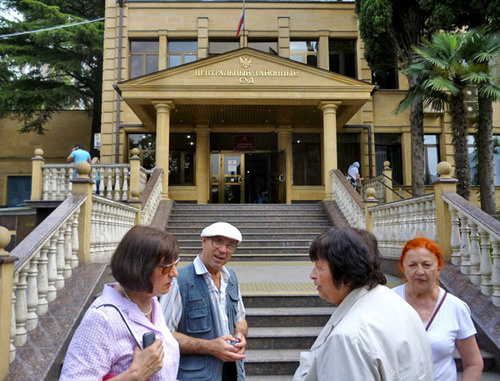 Community and witnesses in the case against Oleg Sheveiko near the building of the Central District Court of Sochi. June 2, 2014. Photo by Svetlana Kravchenko for the "Caucasian Knot" Community and witnesses in the case against Oleg Sheveiko near the building of the Central District Court of Sochi. June 2, 2014. Photo by Svetlana Kravchenko for the "Caucasian Knot"
