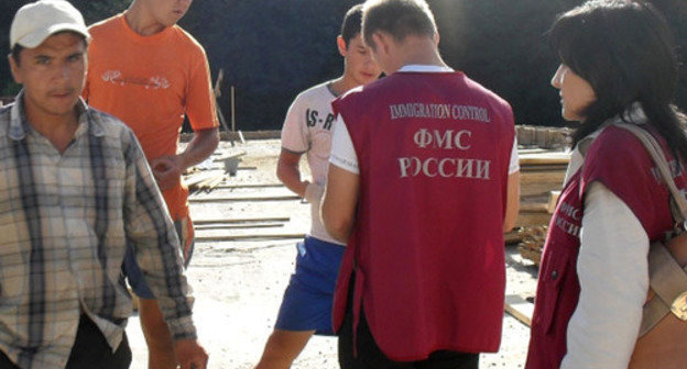 The FMS representatives checking documents. Photo: the Federal Migration Service, www.fms.gov.ru The FMS representatives checking documents. Photo: the Federal Migration Service, www.fms.gov.ru