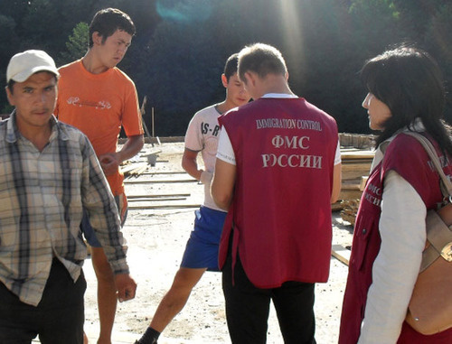 The FMS representatives checking documents. Photo: the Federal Migration Service, www.fms.gov.ru The FMS representatives checking documents. Photo: the Federal Migration Service, www.fms.gov.ru