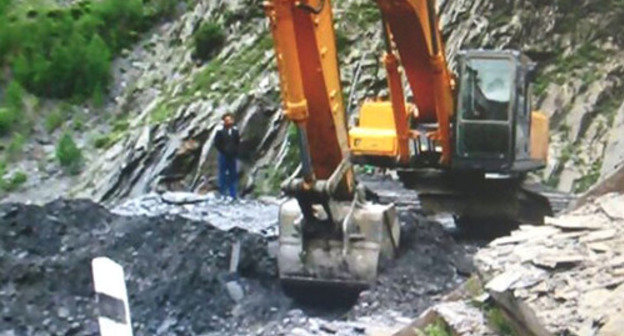 Equipment at the place where minibus fell into gorge. Dagestan, Tsuntin District, May 4, 2014. Photo by the press service of the Ministry for Emergencies of the Republic of Dagestan Equipment at the place where minibus fell into gorge. Dagestan, Tsuntin District, May 4, 2014. Photo by the press service of the Ministry for Emergencies of the Republic of Dagestan