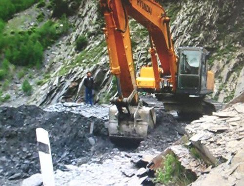 Equipment at the place where minibus fell into gorge. Dagestan, Tsuntin District, May 4, 2014. Photo by the press service of the Ministry for Emergencies of the Republic of Dagestan Equipment at the place where minibus fell into gorge. Dagestan, Tsuntin District, May 4, 2014. Photo by the press service of the Ministry for Emergencies of the Republic of Dagestan