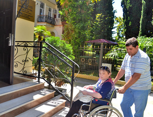 Tatiana Kapustina with her husband at the entrance of the Office of Public Prosecutor where there is no ramp for wheelchair invalids. Sochi, June 2014. Photo by Svetlana Kravchenko for the "Caucasian Knot" Tatiana Kapustina with her husband at the entrance of the Office of Public Prosecutor where there is no ramp for wheelchair invalids. Sochi, June 2014. Photo by Svetlana Kravchenko for the "Caucasian Knot"