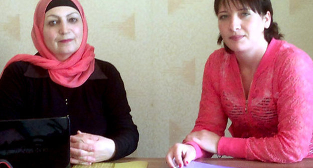 Plaintiff Madina Khadjimustafova (to the right) and her advocate Tamila Tram. Karachaevsk, June 4, 2014. Photo by Asya Kapaeva for the "Caucasian Knot" Plaintiff Madina Khadjimustafova (to the right) and her advocate Tamila Tram. Karachaevsk, June 4, 2014. Photo by Asya Kapaeva for the "Caucasian Knot"