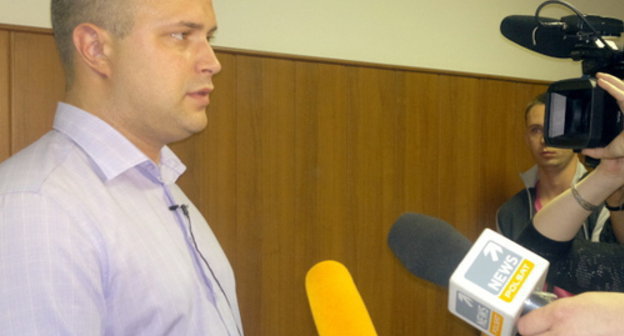 Ilya Politkovsky, son of Anna Politkovskaya, talking to journalists after the court verdict was announced. Moscow, June 9, 2014. Photo by the ‘Caucasian Knot’. Ilya Politkovsky, son of Anna Politkovskaya, talking to journalists after the court verdict was announced. Moscow, June 9, 2014. Photo by the ‘Caucasian Knot’.