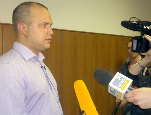 Ilya Politkovsky, son of Anna Politkovskaya, talking to journalists after the court verdict was announced. Moscow, June 9, 2014. Photo by the ‘Caucasian Knot’. Ilya Politkovsky, son of Anna Politkovskaya, talking to journalists after the court verdict was announced. Moscow, June 9, 2014. Photo by the ‘Caucasian Knot’.