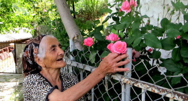 Resident of Blutan village Aregi Martirosyan in her garden. Nagorno-Karabakh, Gadrut District, May 25, 2014. Photo by Alvard Grigoryan for the ‘Caucasian Knot’. Resident of Blutan village Aregi Martirosyan in her garden. Nagorno-Karabakh, Gadrut District, May 25, 2014. Photo by Alvard Grigoryan for the ‘Caucasian Knot’.