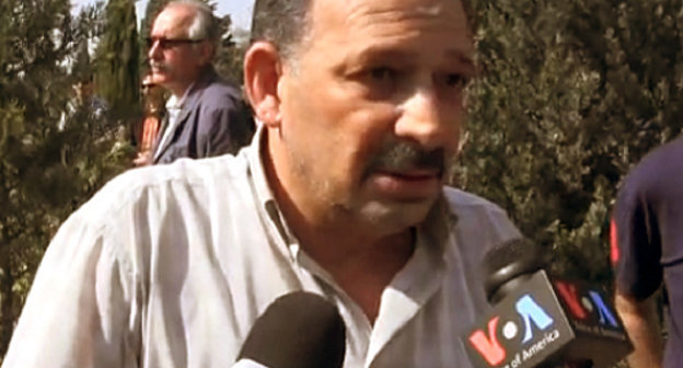 Rauf Mirkadirov at the funeral of his father. Baku, May 24, 2014. Screenshot from video made by Azadlyg Radio (RFE/RL), http://www.radioazadlyg.org/media/video/25396962.html Rauf Mirkadirov at the funeral of his father. Baku, May 24, 2014. Screenshot from video made by Azadlyg Radio (RFE/RL), http://www.radioazadlyg.org/media/video/25396962.html