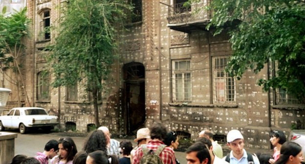 Activists of Public Organizations Union ‘Save Yerevan’ holding protest action at the Afrikyans' Clubhouse. Yerevan 2012. Photo by Armine Martirosyan for the ‘Caucasian Knot’. Activists of Public Organizations Union ‘Save Yerevan’ holding protest action at the Afrikyans' Clubhouse. Yerevan 2012. Photo by Armine Martirosyan for the ‘Caucasian Knot’.