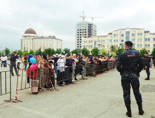 Spectators at the concert organized to mark the Day of Russia at the square in front of ‘Heart of Chechnya’ Mosque, Grozny, June 12, 2014. Photo by Magomed Magomedov for the ‘Caucasian Knot’. Spectators at the concert organized to mark the Day of Russia at the square in front of ‘Heart of Chechnya’ Mosque, Grozny, June 12, 2014. Photo by Magomed Magomedov for the ‘Caucasian Knot’.