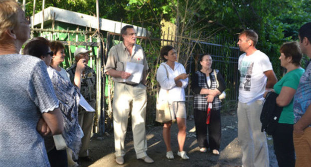 Meeting of the Park "Southern Plantings" activists with assistant to the State Duma Deputy Igor Vasiliev (in the centre). Sochi, June 12, 2014. Photo by Svetlana Kravchenko for the "Caucasian Knot" Meeting of the Park "Southern Plantings" activists with assistant to the State Duma Deputy Igor Vasiliev (in the centre). Sochi, June 12, 2014. Photo by Svetlana Kravchenko for the "Caucasian Knot"