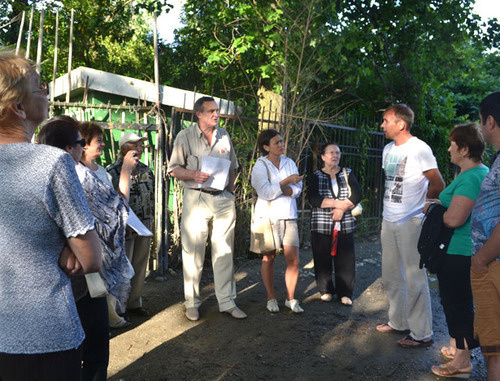Meeting of the Park "Southern Plantings" activists with assistant to the State Duma Deputy Igor Vasiliev (in the centre). Sochi, June 12, 2014. Photo by Svetlana Kravchenko for the "Caucasian Knot" Meeting of the Park "Southern Plantings" activists with assistant to the State Duma Deputy Igor Vasiliev (in the centre). Sochi, June 12, 2014. Photo by Svetlana Kravchenko for the "Caucasian Knot"