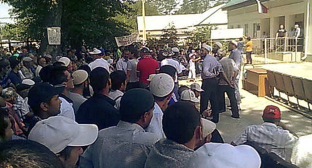 Rally of residents in the village of Tukui-Mekteb, Neftekumsk District of the Stavropol Territory. June 16, 2014. Photo courtesy of the eyewitnesses Rally of residents in the village of Tukui-Mekteb, Neftekumsk District of the Stavropol Territory. June 16, 2014. Photo courtesy of the eyewitnesses
