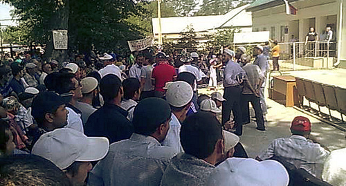 Rally of residents in the village of Tukui-Mekteb, Neftekumsk District of the Stavropol Territory. June 16, 2014. Photo courtesy of the eyewitnesses Rally of residents in the village of Tukui-Mekteb, Neftekumsk District of the Stavropol Territory. June 16, 2014. Photo courtesy of the eyewitnesses