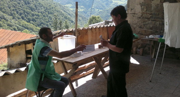 Voting in the local election in Dusheti Municipality of Georgia. A voter is preparing to drop a ballot-paper in a ballot-box. June 15, 2014. Photo by Grigory Shvedov for the "Caucasian Knot" Voting in the local election in Dusheti Municipality of Georgia. A voter is preparing to drop a ballot-paper in a ballot-box. June 15, 2014. Photo by Grigory Shvedov for the "Caucasian Knot"